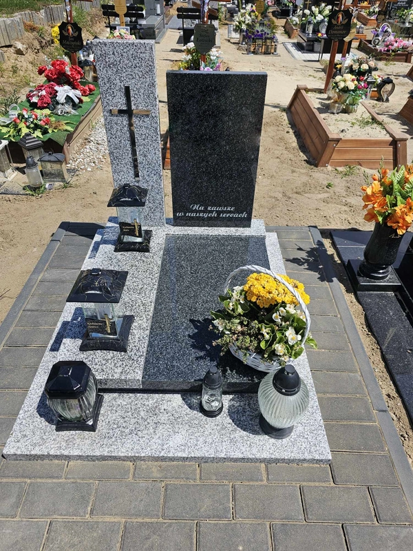 Nagrobek urnowy z granitu